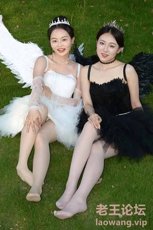 初夏女神-双双、环环-黑白天使-姐妹花丝袜高跟足秀 [140p1v-1.08GB]