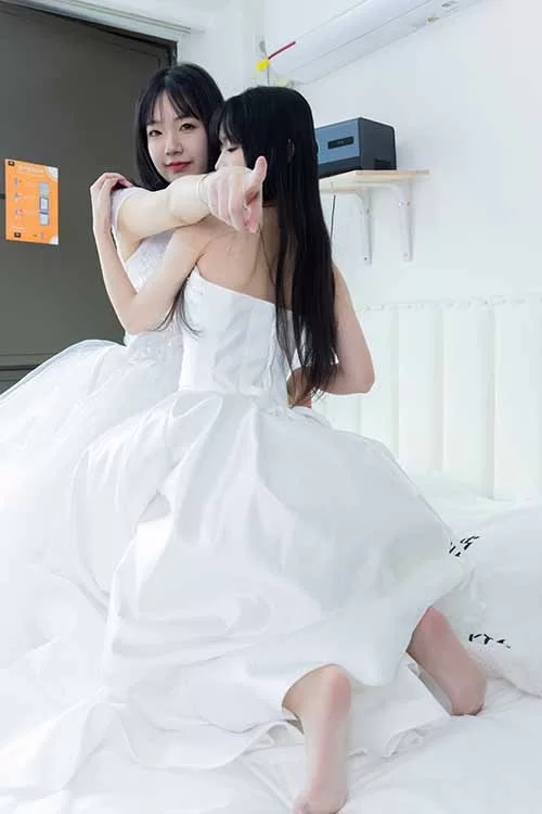 袜啵啵-小甜豆&甜甜圈-姐妹花婚纱白丝高跟足秀 [172p1v-1.7GB]