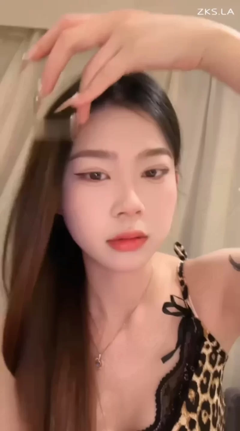 UUS - 玉足喂酸奶虐乳骑脖转胯手捂掐脖 [1V-1.08GB]