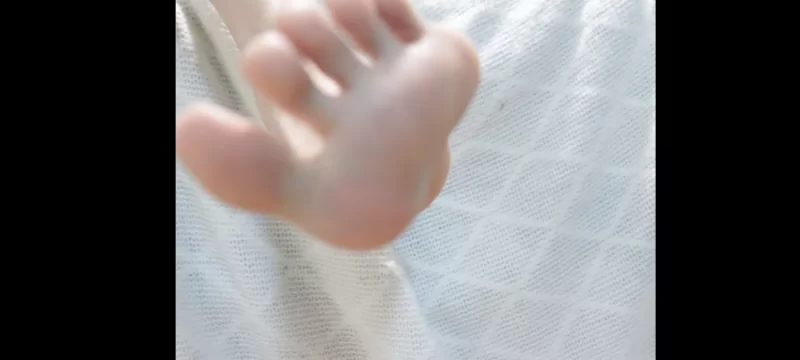 胡亥亥 裸足 玩脚 白丝 棉袜 秀足 舔脚7 [7-230]