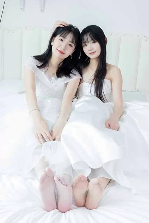 袜啵啵-小甜豆&甜甜圈-姐妹花婚纱白丝高跟足秀 [172p1v-1.7GB]