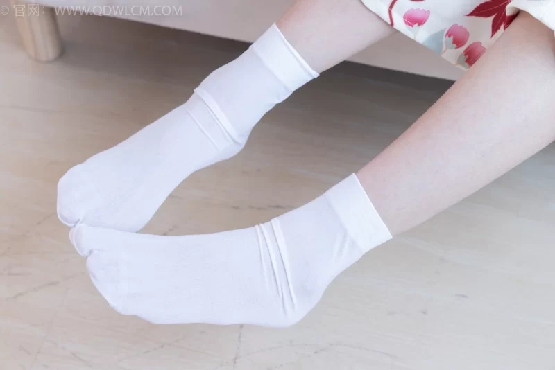 物恋传媒 No.2385 菜菜-木屐、短白丝、裸足、和服浴衣、裸足[240P-1V-4.67G] [240p1v-4.67g]