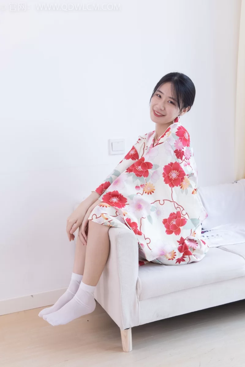 物恋传媒 No.2385 菜菜-木屐、短白丝、裸足、和服浴衣、裸足[240P-1V-4.67G] [240p1v-4.67g]