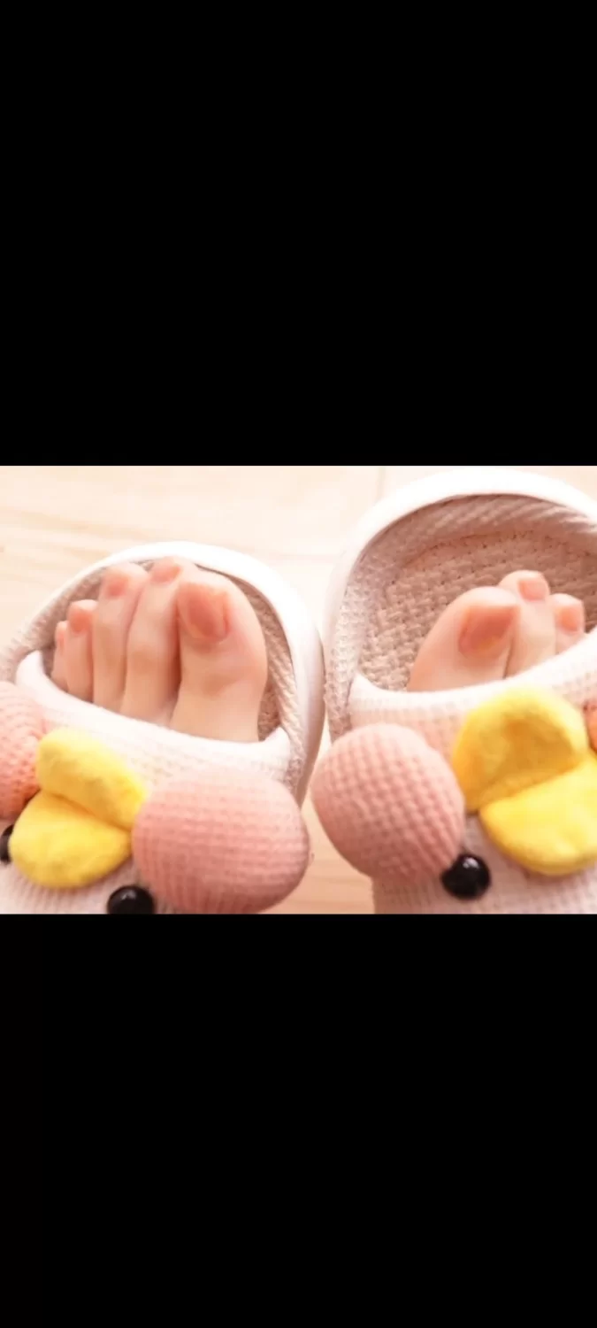 胡亥亥 裸足 玩脚 白丝 棉袜 秀足 舔脚2 [5-150m]