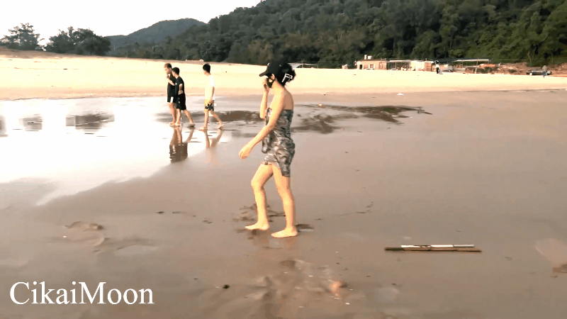 [度盘]天花板露出狂人御姐《cikaimoon》11月新海滩裸体无惧露出引路人嬉笑讨论大饱眼福