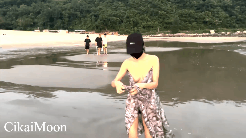 [度盘]天花板露出狂人御姐《cikaimoon》11月新海滩裸体无惧露出引路人嬉笑讨论大饱眼福