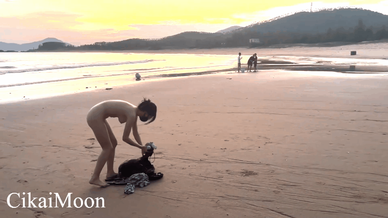 [度盘]天花板露出狂人御姐《cikaimoon》11月新海滩裸体无惧露出引路人嬉笑讨论大饱眼福