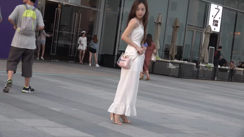 《原档街拍》仙气飘飘白色连衣裙 裸足超高清特写 [1V-3.78GB]