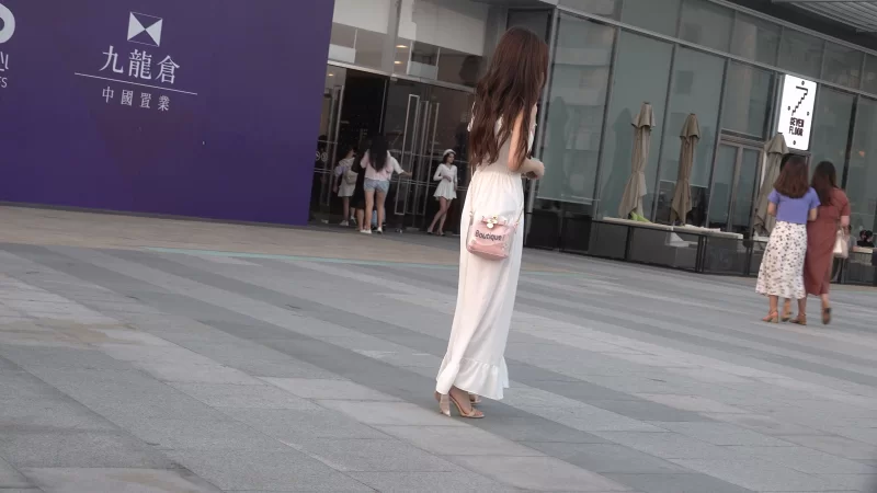 《原档街拍》仙气飘飘白色连衣裙 裸足超高清特写 [1V-3.78GB]