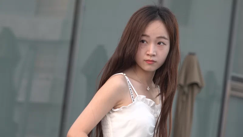 《原档街拍》仙气飘飘白色连衣裙 裸足超高清特写 [1V-3.78GB]