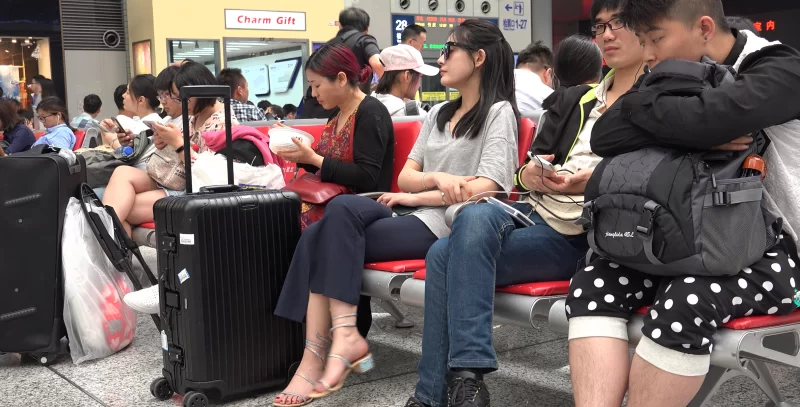 街拍玉足第26部  高铁站极品墨镜美女秀脚 [1V-5.71GB]