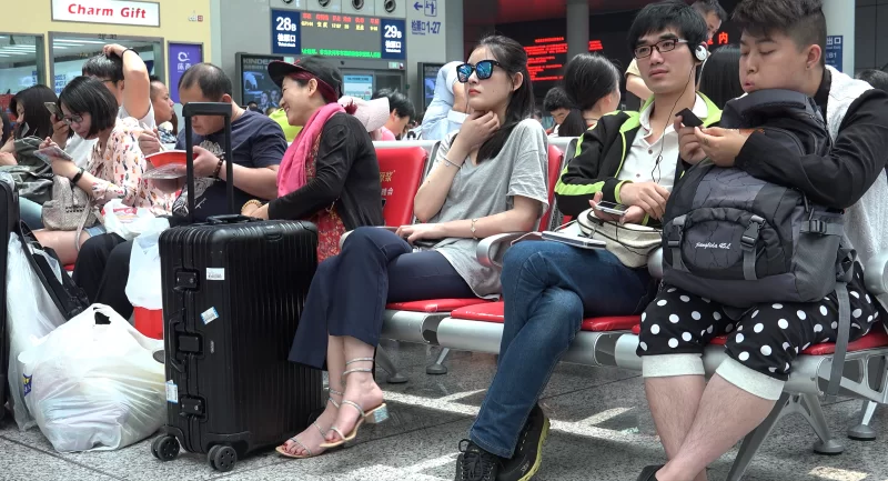 街拍玉足第26部  高铁站极品墨镜美女秀脚 [1V-5.71GB]