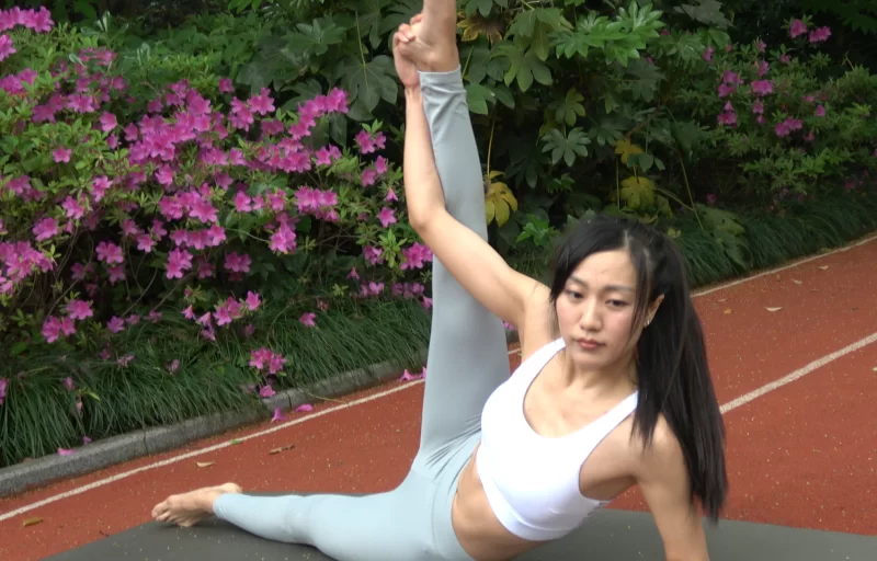 街拍玉足第28部  极品马尾小姐姐在公园做瑜伽 [2V-5.79GB]