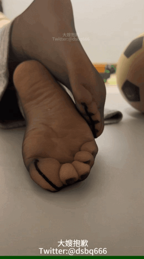 网红推特《大嫂抱歉》偷偷意淫嫂子内裤丝袜脚撸射舔脚合集
