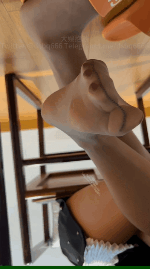 网红推特《大嫂抱歉》偷偷意淫嫂子内裤丝袜脚撸射舔脚合集