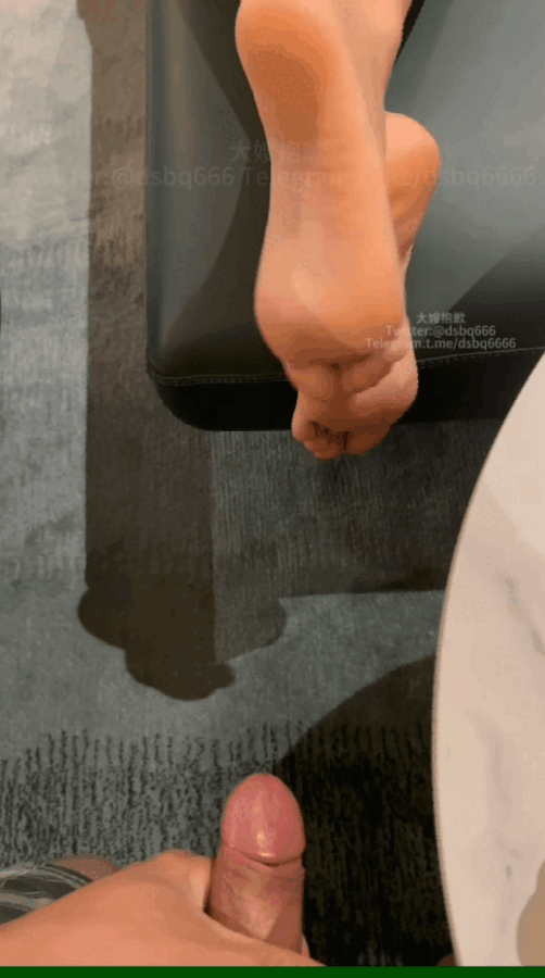 网红推特《大嫂抱歉》偷偷意淫嫂子内裤丝袜脚撸射舔脚合集