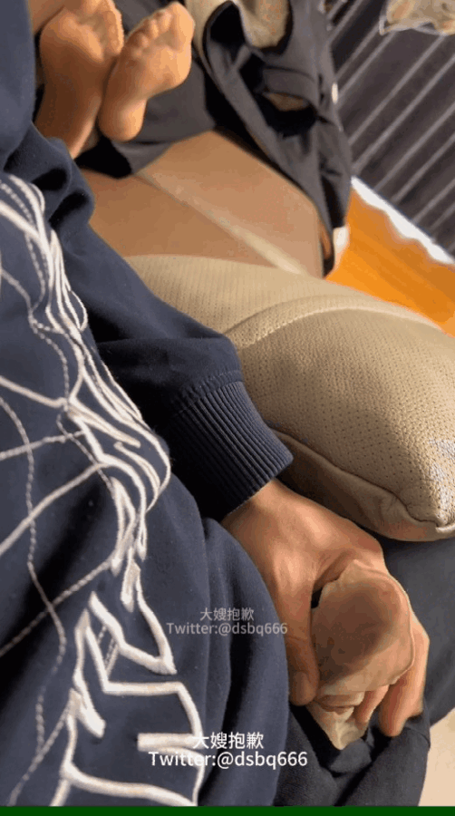 网红推特《大嫂抱歉》偷偷意淫嫂子内裤丝袜脚撸射舔脚合集