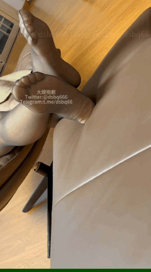网红推特《大嫂抱歉》偷偷意淫嫂子内裤丝袜脚撸射舔脚合集