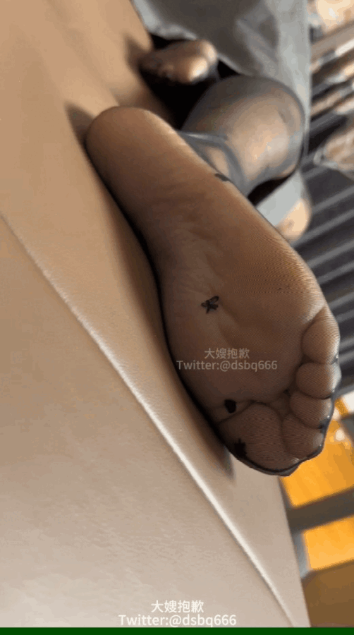 网红推特《大嫂抱歉》偷偷意淫嫂子内裤丝袜脚撸射舔脚合集