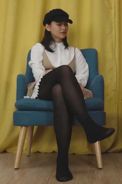 王雪梅-穿着洛丽塔服装展示黑丝裸足[1V-0.8G百度网盘] [1V-0.8GB]
