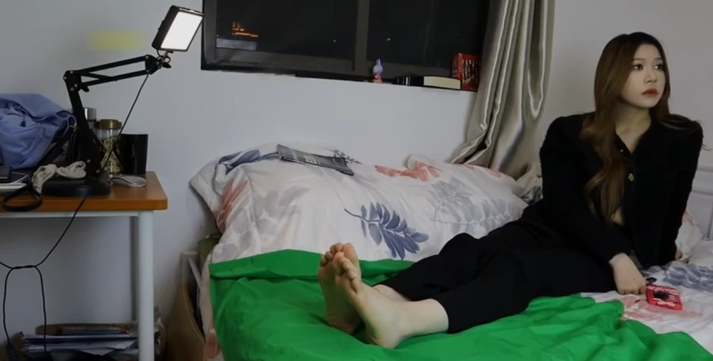 真实套路素人女神玩脚，当顶美还在聊天时，殊不知玉足已被足交射满精液❤️ [1v-1.8g]
